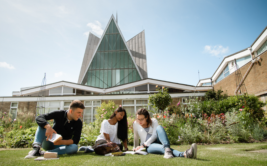 Cựu sinh viên tại đại học Canterbury Christ Church University