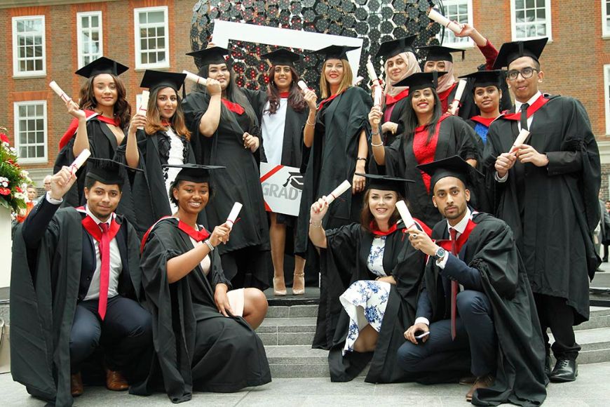 Sinh viên tốt nghiệp đại học Middlesex University London